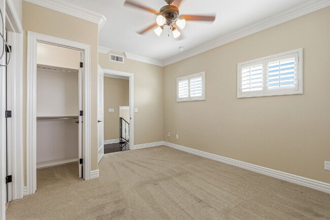 Building Photo - 4 bed 3.5 corner 2 story home
