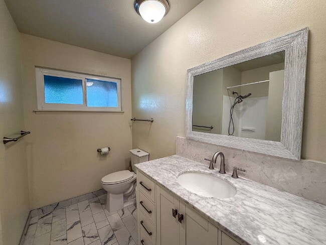 Building Photo - West Oxnard Home For Rent
