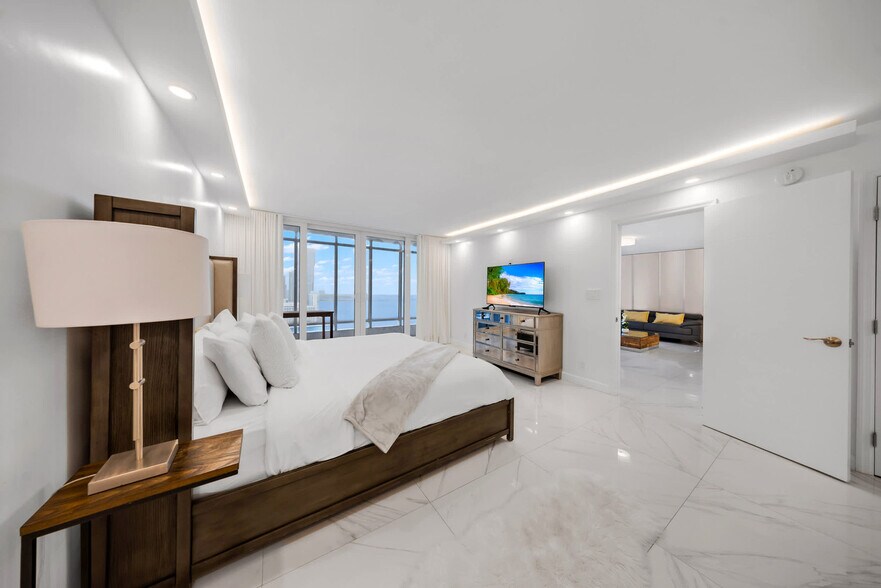 Building Photo - 1717 N Bayshore Dr