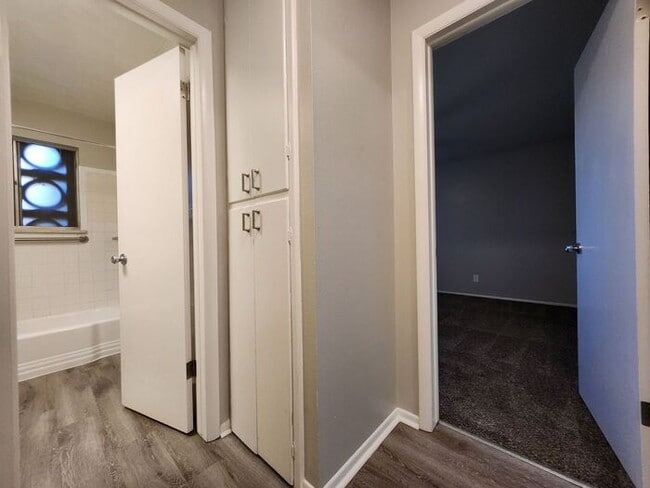 Building Photo - Beautifully Renovated 1-Bed, 1-Bath Apartment – Main Level Living | Move In Today and Get Your 2n...