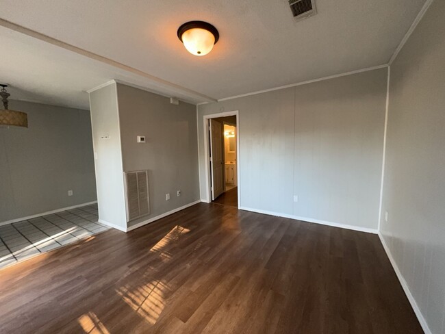 Building Photo - 1 bed 1 bath apartment in Rossville! Half ...