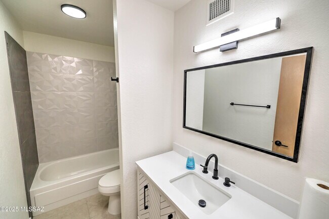 Building Photo - 5144 N Avenida Primera