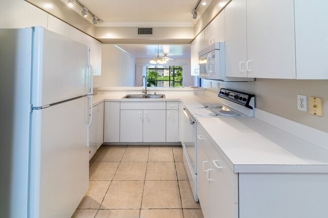 Building Photo - Well-Maintained 2BR/2BA Condo with Lake Vi...