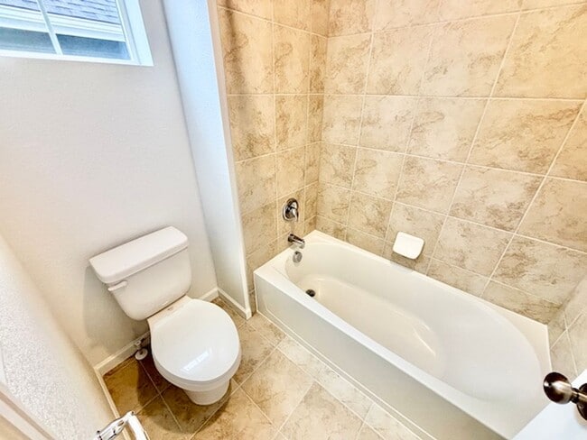 Building Photo - FREE RENT THROUGH OCT 15TH!!