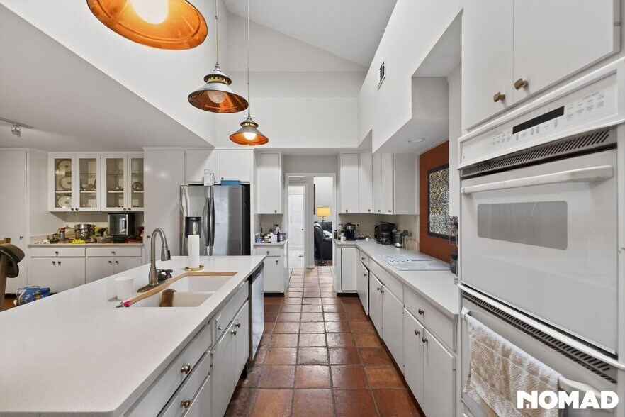 Building Photo - 5314 Oak Bay Dr E