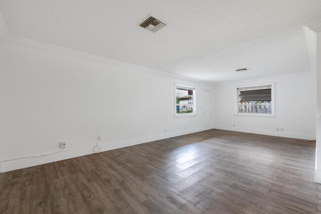 Building Photo - 8642 Sunset Dr