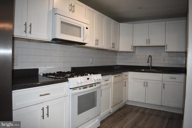 Building Photo - 7305 Woodcrest Ave