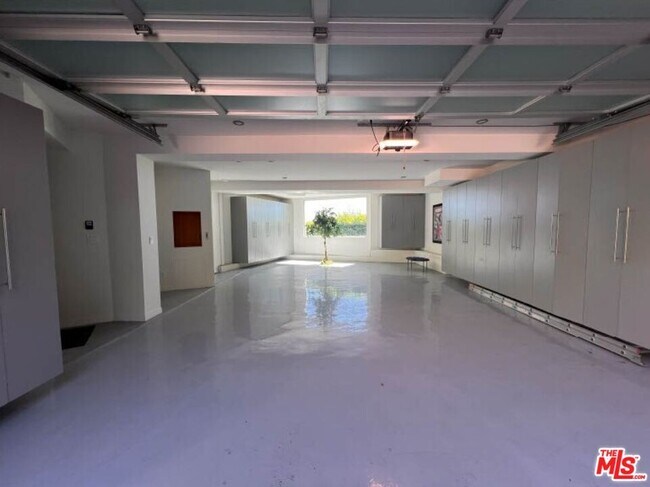 Building Photo - 1456 Blue Jay Way