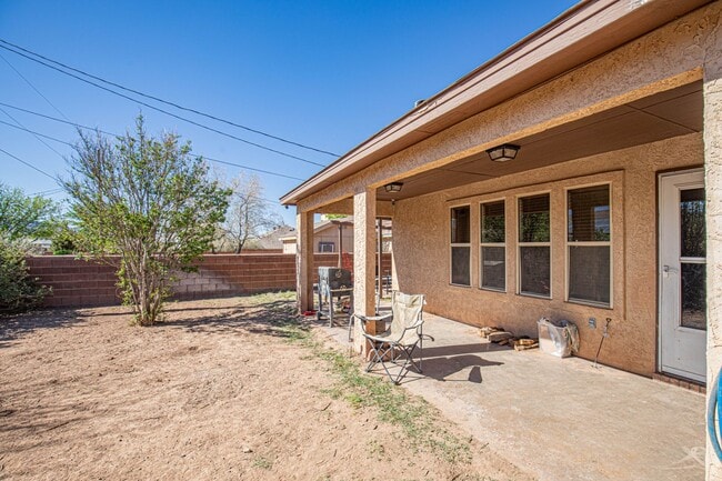 Building Photo - 3 Bedroom 2 Bathroom