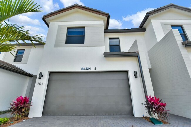 Building Photo - 706 Del Vista Rd