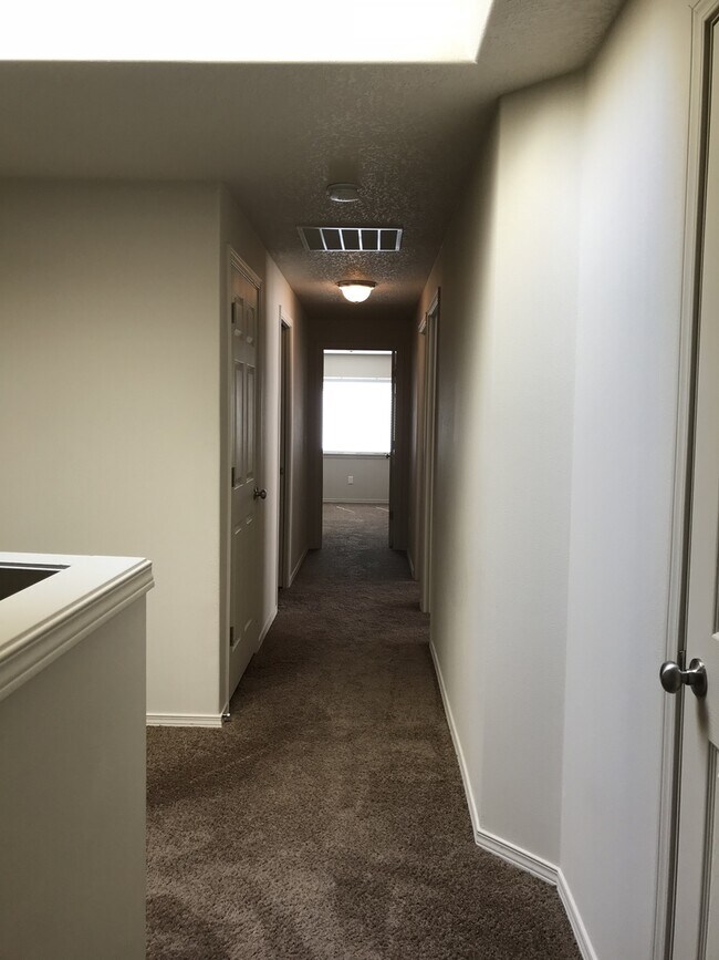 Building Photo - Well Maintained Spacious 4 BD Home with Gr...