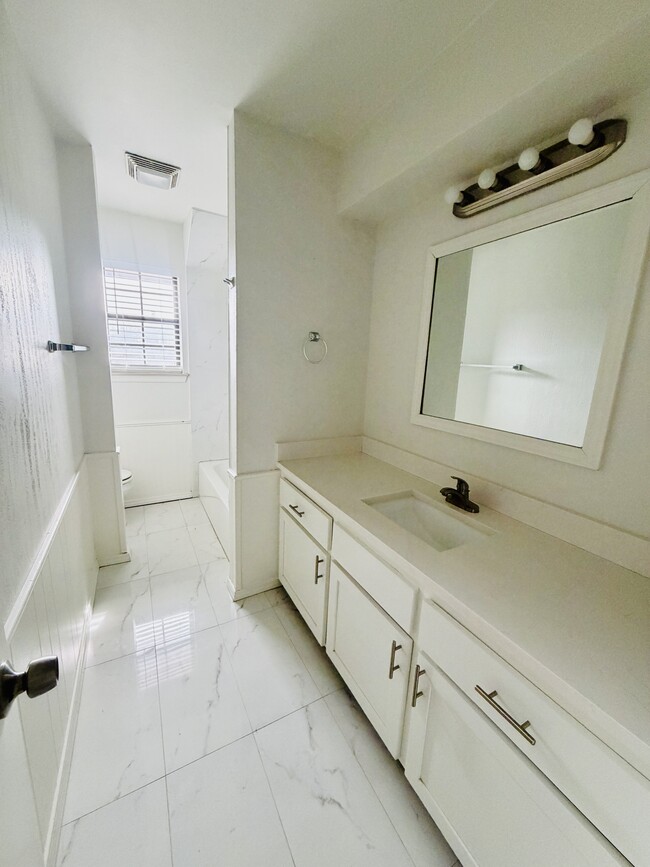 Building Photo - 1204 NE 6th St