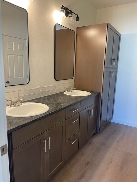 Building Photo - 1502 S E Landen Dr