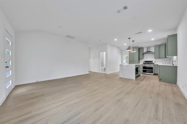 Building Photo - 601 Pearson Ave