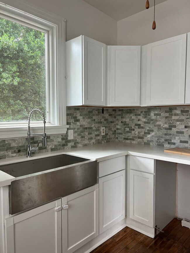 Building Photo - Newly Renovated 3 Bed, 2 Bath Near Campus