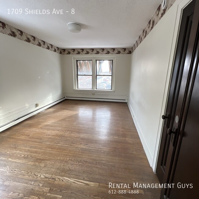 Building Photo - Huge 2 Bedroom! Completely Remodeled!