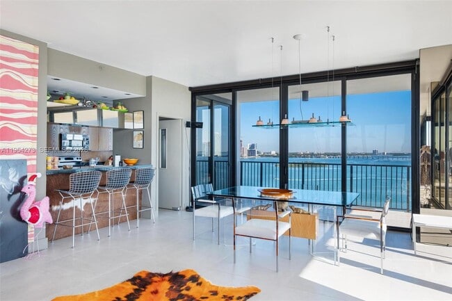 Building Photo - 1000 Venetian Way