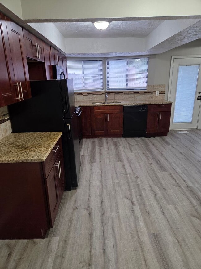 Building Photo - Millard 4 bed 2.5 bath, 2 car garage, fenc...