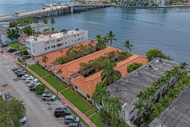 Building Photo - 2170 Bay Dr