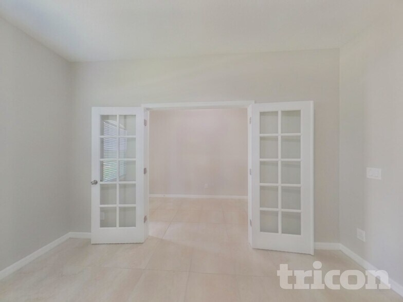 Building Photo - 2316 Oxmoor Dr