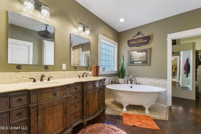 Building Photo - Spacious 5 bed, 4 bath home sits right ins...