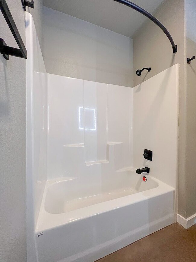 Building Photo - Pet Friendly 2 bed/ 1.5 bath unit at Soldier Ridge!