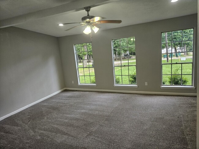 Building Photo - 1305 St Lawrence River Rd