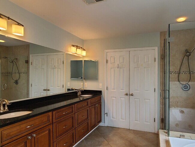 Building Photo - Gorgeous 6 BR Home, Convenient to Quantico & Commuting