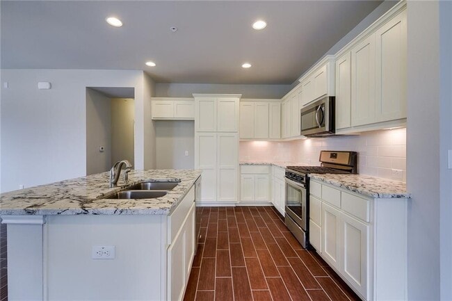 Building Photo - 13800 Lyndhurst St