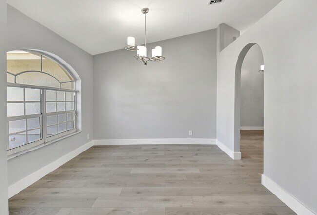 Building Photo - 915 Sunflower Ave