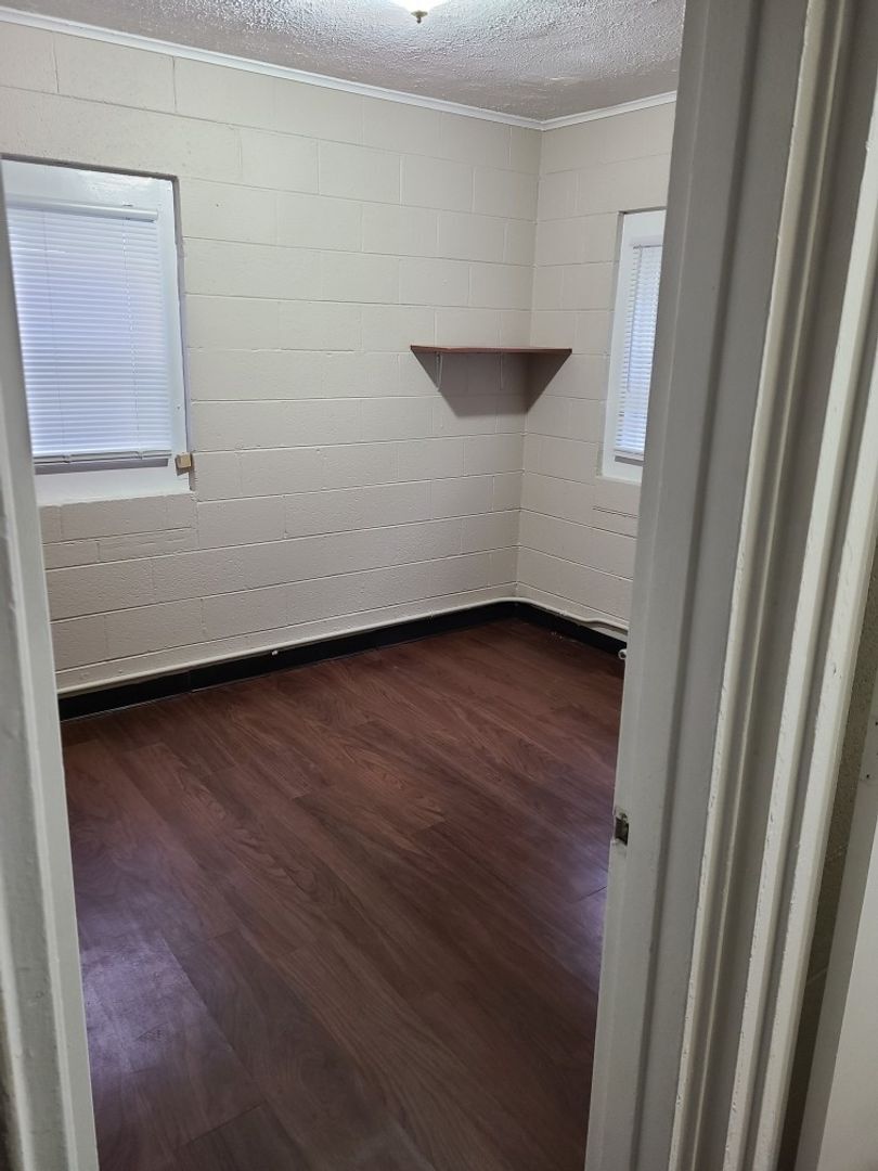 Building Photo - Spacious 2BR/1BA located on the west side ...
