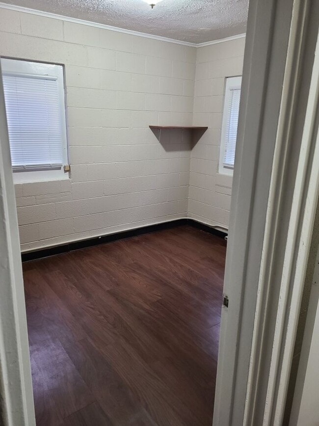 Building Photo - Spacious 2BR/1BA located on the west side of Indy close to downtown