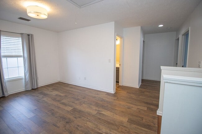 Building Photo - Beautiful 3BR/2.5BA Home with Fenced Yard, Granite Kitchen & Neighborhood Pool