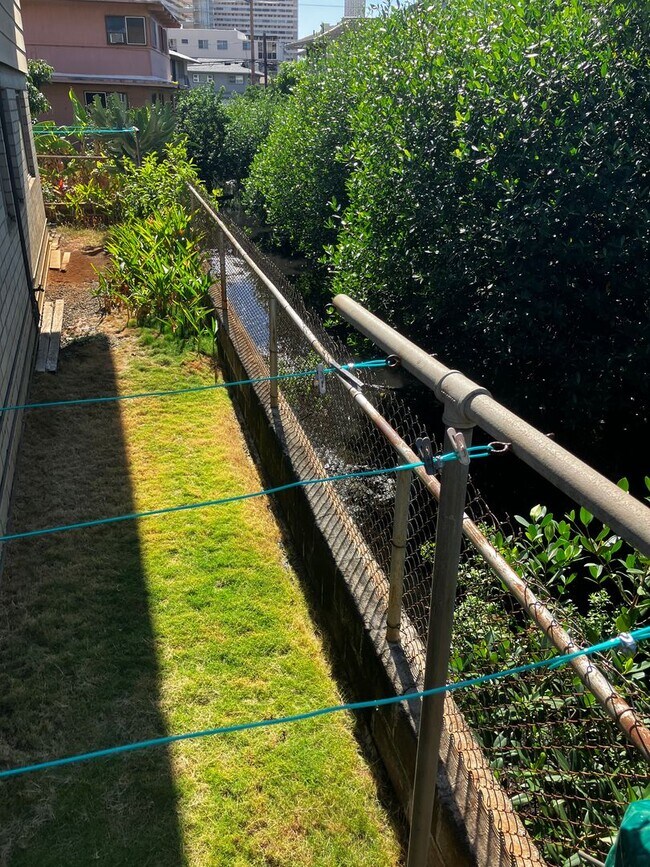 Building Photo - Pets Allowed 1BD 1BA 1PRK - 726 Hausten St Unit B