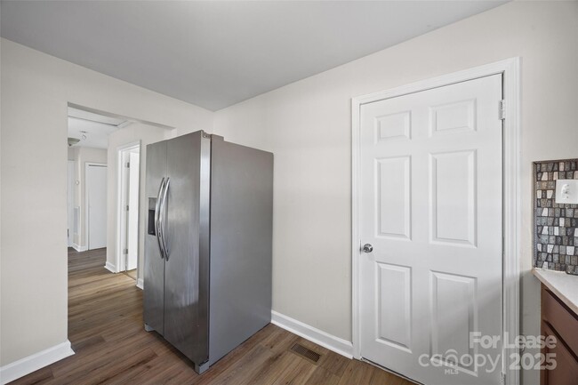 Building Photo - 807 N Morris St