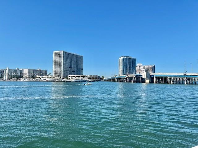 Building Photo - 2016 Bay Dr