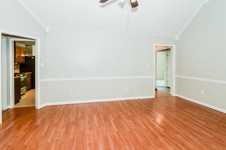 Building Photo - 1163 Carriage Dr S