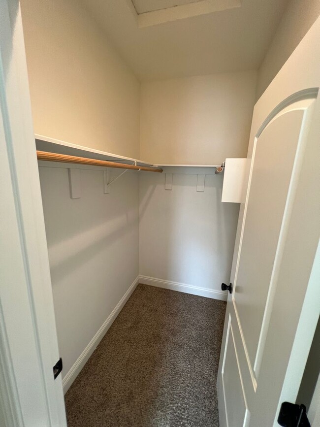 Building Photo - 3 Bed / 2 Bath | North Oak Park Home Avail...