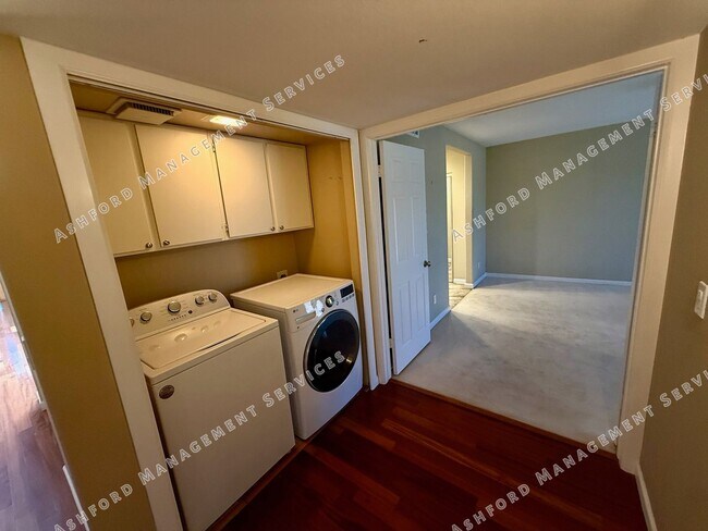 Building Photo - 3 BEDROOM 2 BATHROOM HOME RIGHT ON McCORMI...