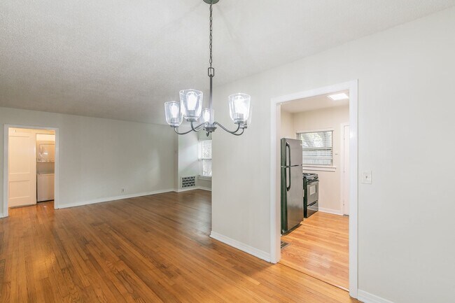 Building Photo - UPDATED 2 bedroom, 1 bathroom with 1 garage space