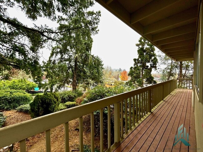 Building Photo - Mid-century Modern Single-family Home for Rent