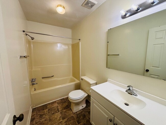Building Photo - 874 Patrick Henry Dr