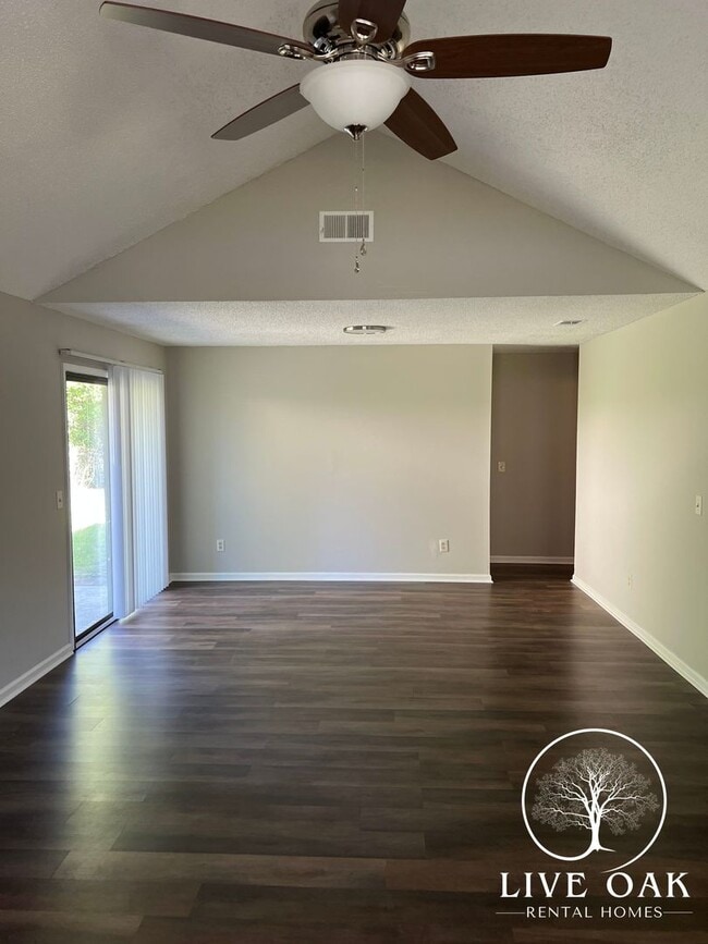 Building Photo - MOVE-IN SPECIAL: $500 OFF 1st MONTH'S RENT!**