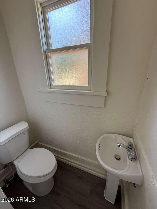 Building Photo - 647 E 8th St