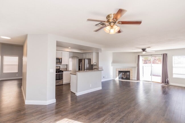 Building Photo - Lovely Home in The Lakes!