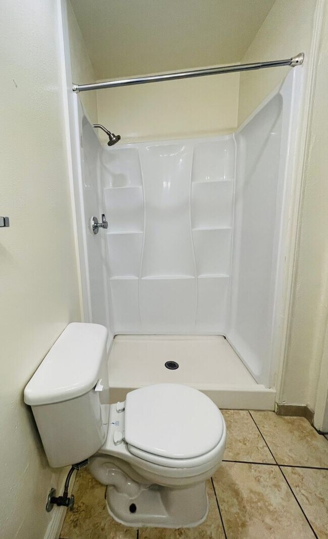Building Photo - Welcome to this beautiful 3-bedroom, 2-bat...
