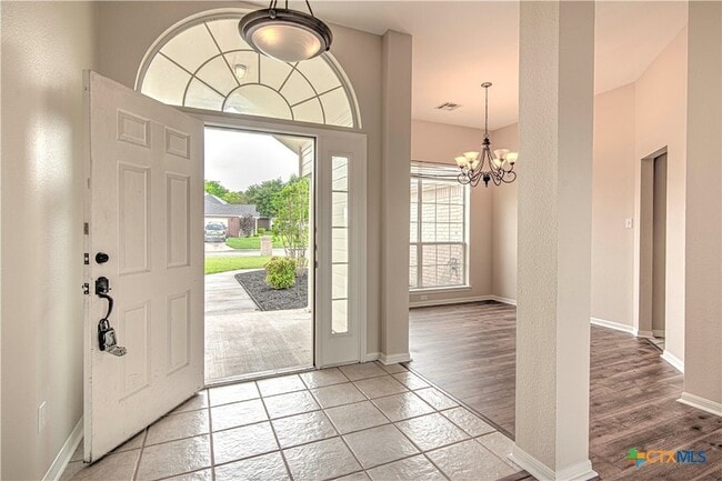 Building Photo - 5005 Warwicke Dr