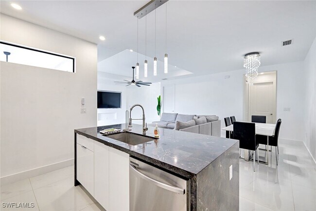 Building Photo - 502 SW 25th Pl