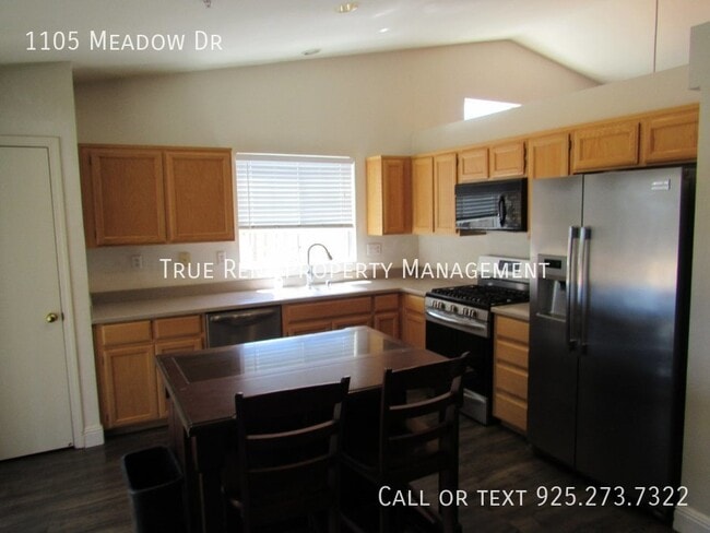 Building Photo - Beautiful 3 Bed, 2 Bath Home in Great Live...