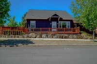 Building Photo - Spacious home in NE Bend! 4 bedrooms!